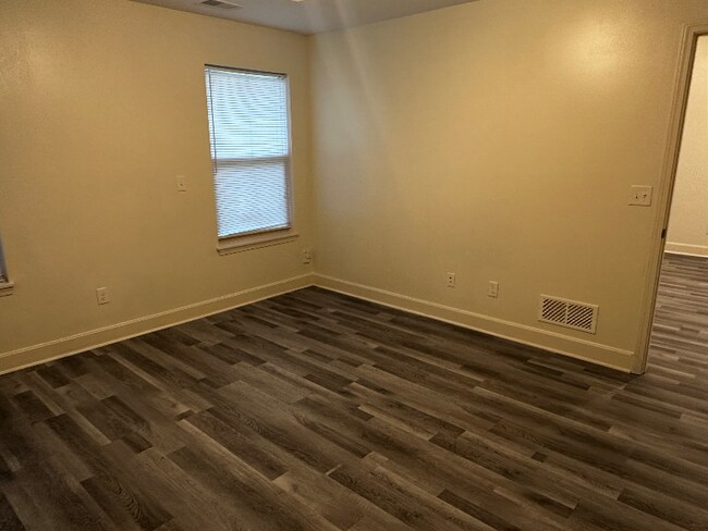 Building Photo - 9419 N Robinhood Ave