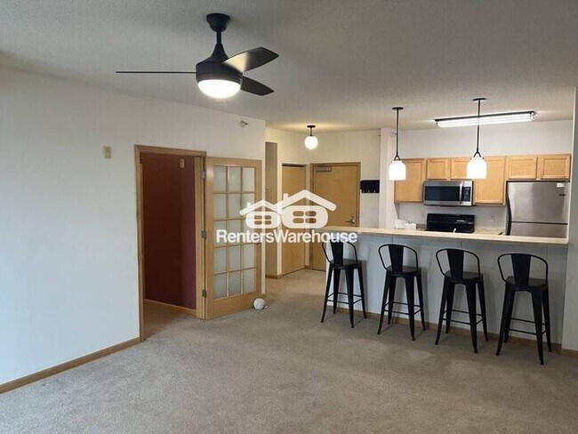 Foto del edificio - Top-Floor Comfort: Updated 1 Bed Condo with Heated Underground Parking & Prime Location!