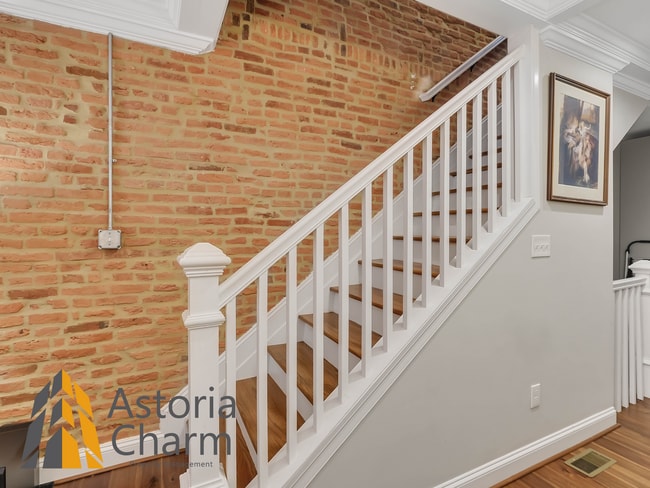 Building Photo - Classic Brick Rowhome with Rooftop Views