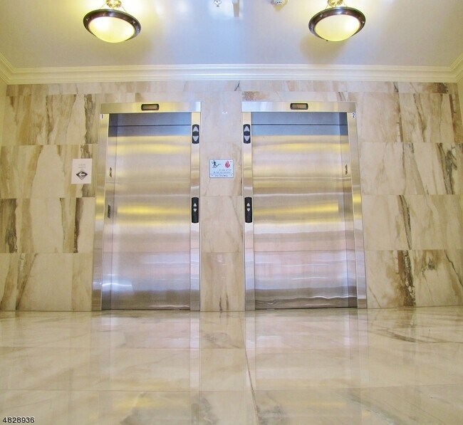 Ascensores - 104 E Elizabeth Ave