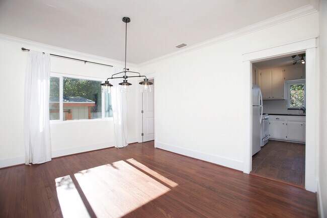 Building Photo - 3 BEDROOM 1 BATH ARTS AND CRAFTS BUNGALOW ...