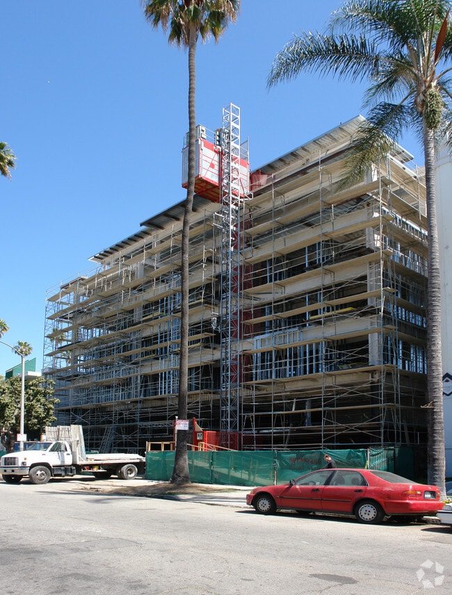 Building Photo - Kingsley Villa