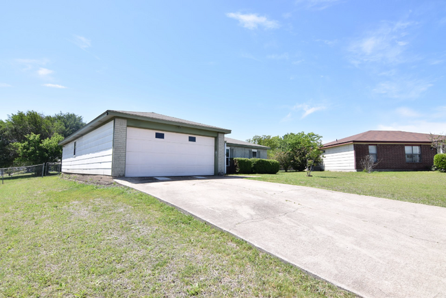 Building Photo - 2800 Kim Dr