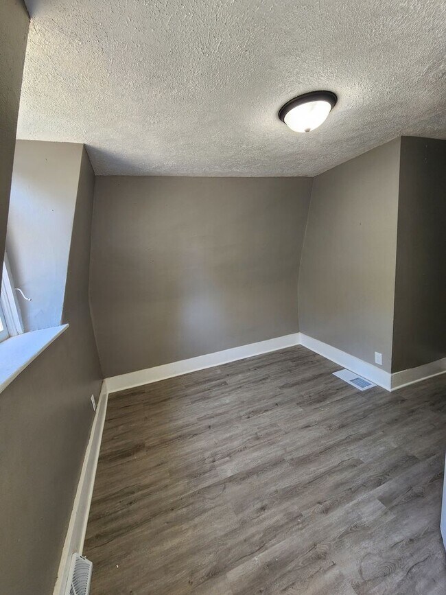 Foto del edificio - 2 bed 1 bath upstairs apartment