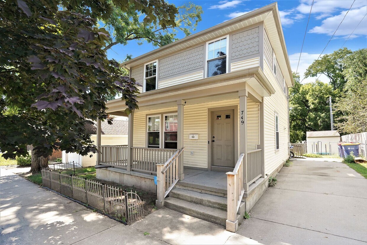 Primary Photo - AVAILABLE IN NOVEMBER! 3 Bedroom, 1.5 Bath...