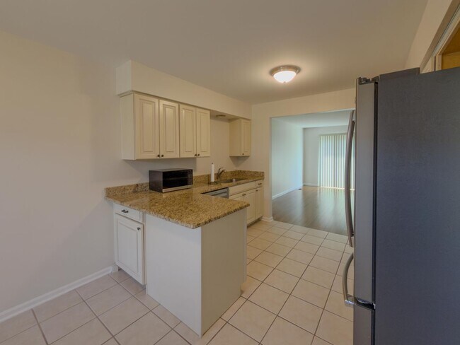 Foto del edificio - Move-In Ready Ranch Condo with Basement & Prime Location