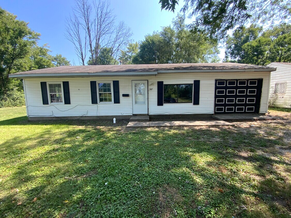 907 Moore St, Danville, IL 61832 House Rental in Danville, IL