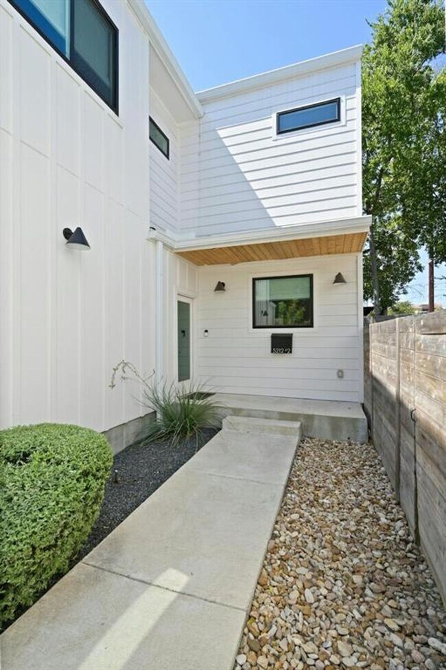 Foto del edificio - Best free standing 2 bed 2 bath House in great location