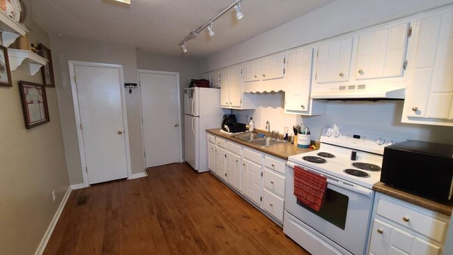 Foto del edificio - 2318 Pinewood Dr