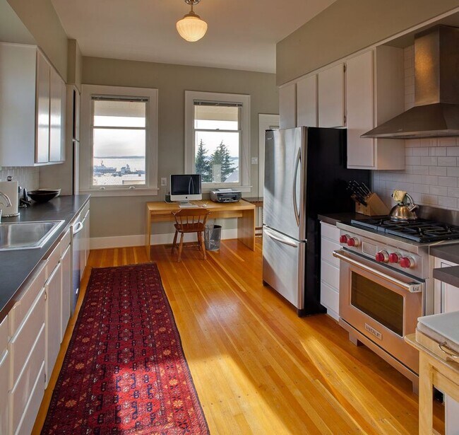Building Photo - Gorgeous 3 bedroom Home Overlooking Bellin...