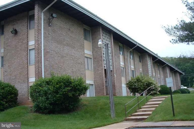 Building Photo - "Charming 2-Bed Condo Retreat in Oxon Hill – Spacious 894 Sq Ft of Comfort!"