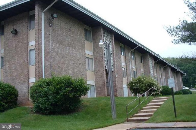 Foto del edificio - "Charming 2-Bed Condo Retreat in Oxon Hill...