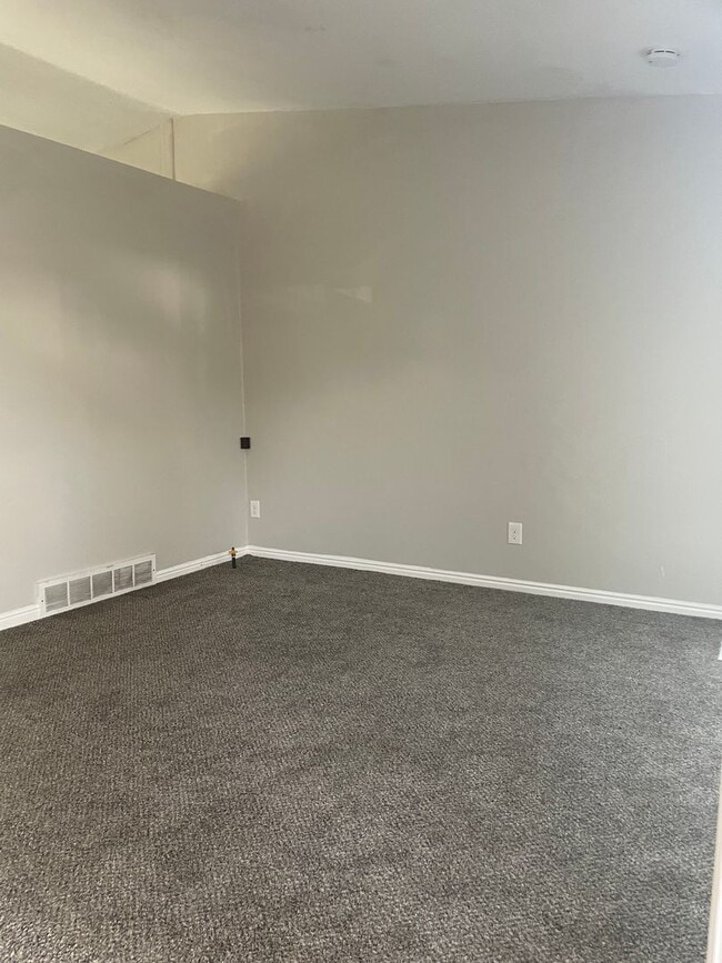Building Photo - 4 Bed/2 Bath home in Harrisville