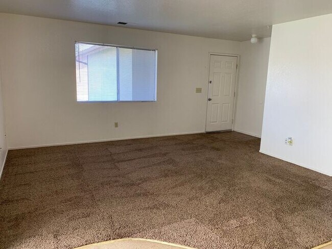 Building Photo - Tulare Apartment for Rent Available Now!