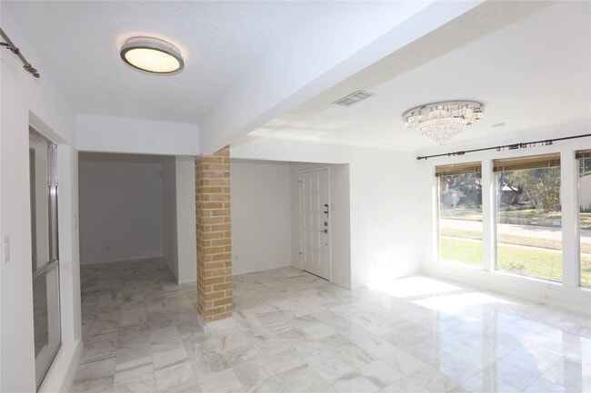 Building Photo - 2210 Shadowbriar Dr