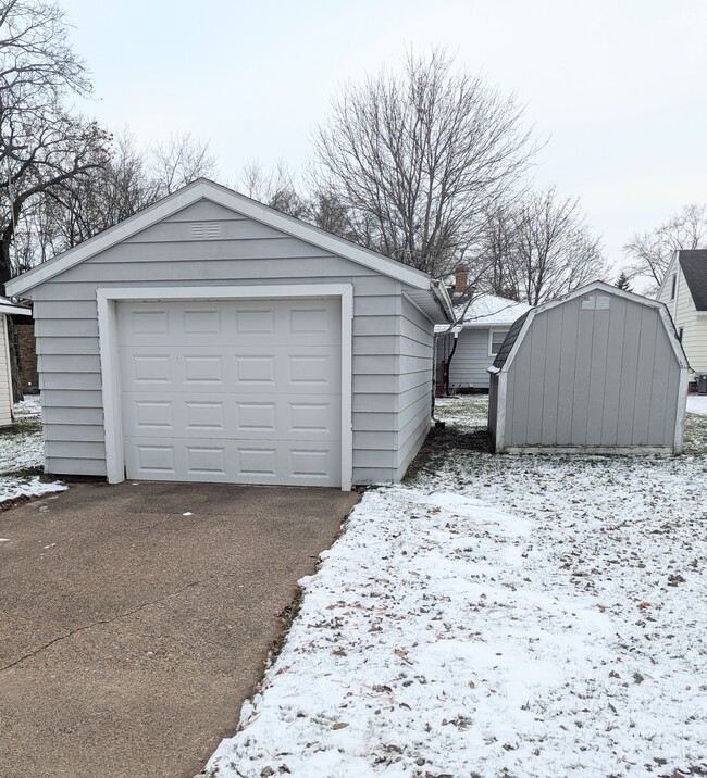 Un garaje independiente, imprescindible para los inviernos de Wisconsin, y un cobertizo de almacenamiento adicional. - 910 Maple St