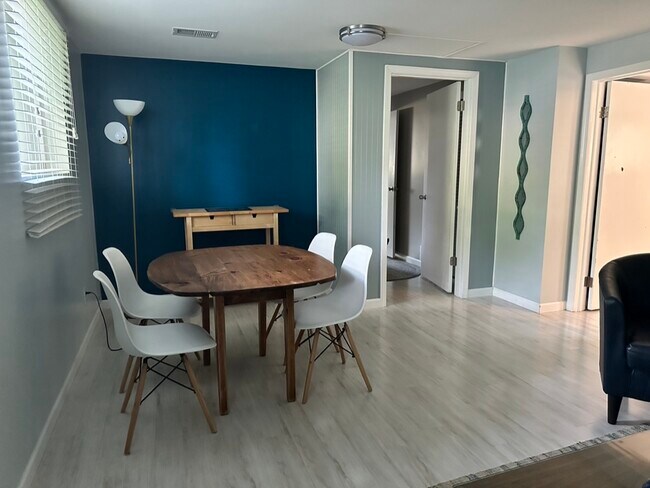 Building Photo - 3202 N Kingsley Dr