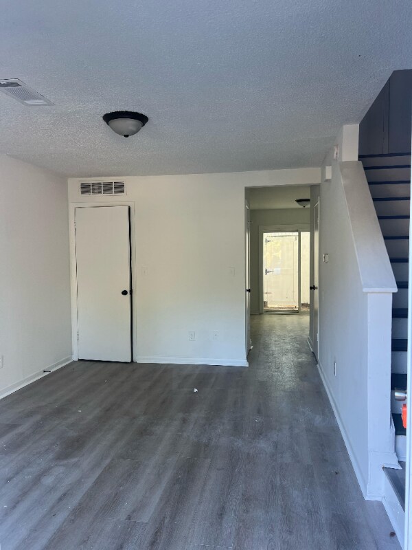 Foto del edificio - 3456 Macklen Rd