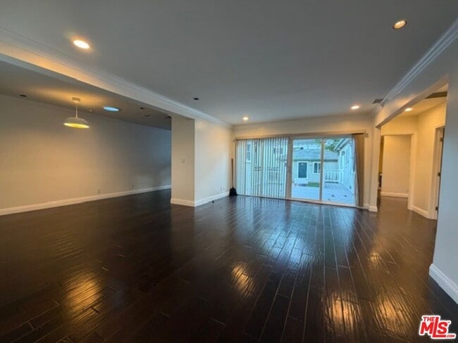 Foto del edificio - 1386 La Loma Rd