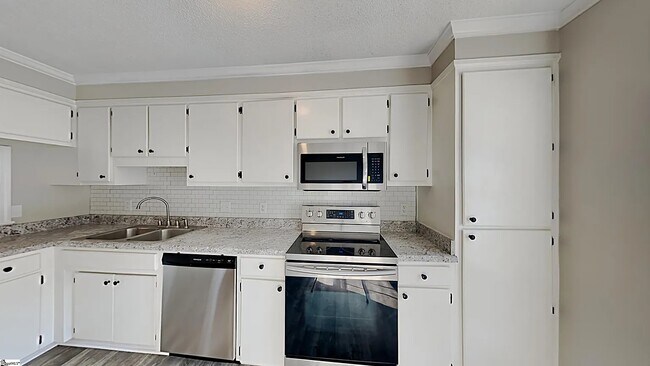 Building Photo - 2 Somersett Dr