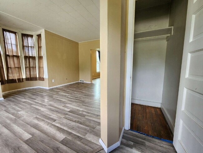 Building Photo - 421 Otter Ave