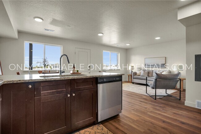 Building Photo - 434 W Main St