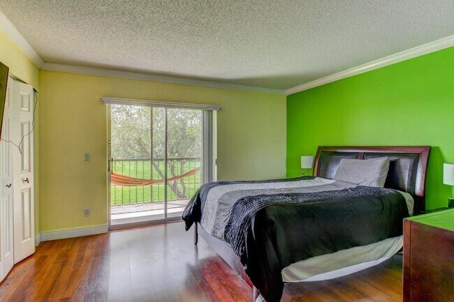 Foto del edificio - 1536 Meadows Cir W