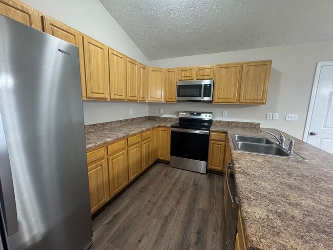 Building Photo - Spacious 3 bedroom, two bathroom home clos...