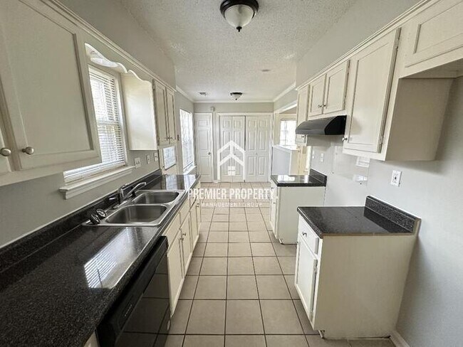 Foto del edificio - 4590 Ross Rd