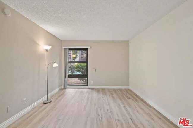 Foto del edificio - 7740 Redlands St