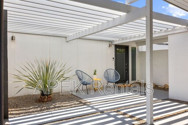 Foto del edificio - 915 E Racquet Club Rd