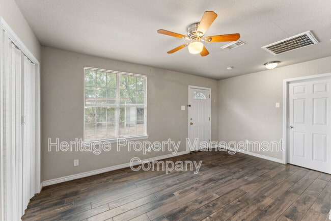 Building Photo - 315 Pool Dr