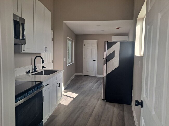 Foto del edificio - upstairs studio lots of natural lite