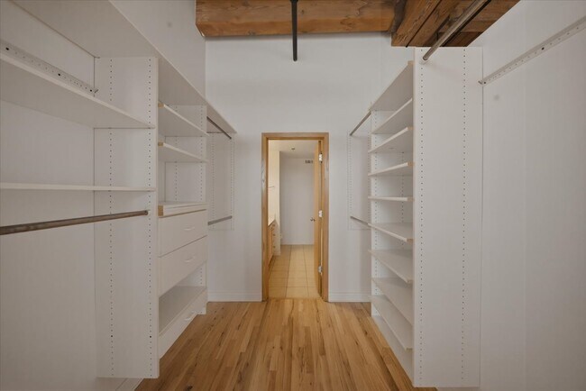 Building Photo - 1250 W Van Buren St