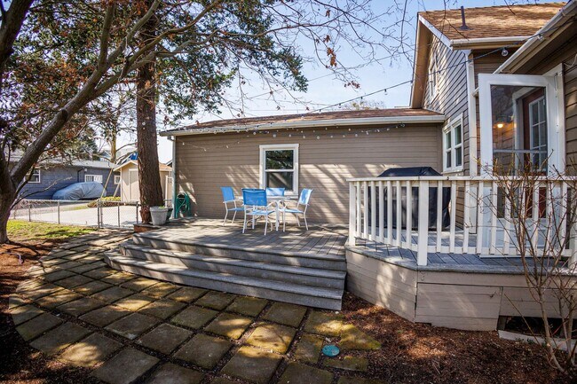 Building Photo - Oakdale Cottage:  Charming 1900's complete...