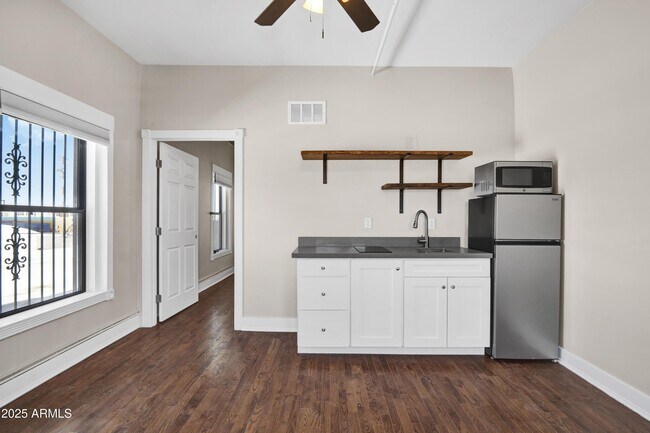 Foto del edificio - 5753 W Glendale Ave