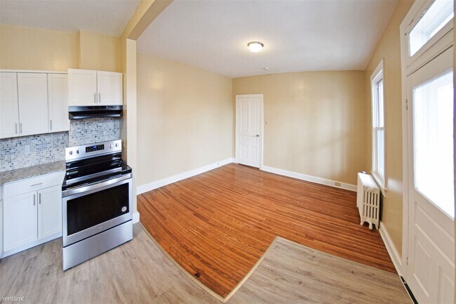 Foto del edificio - 3 br, 1 bath  - 700 Roosevelt Ave 2nd Floor