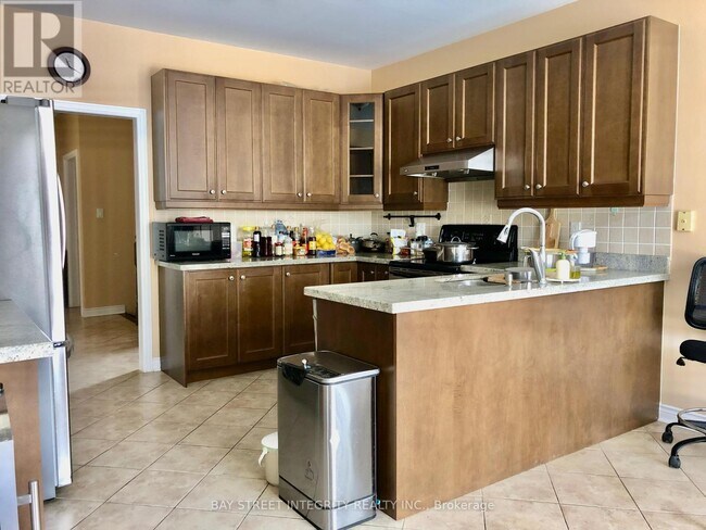 Building Photo - 88 Toporowski Ave