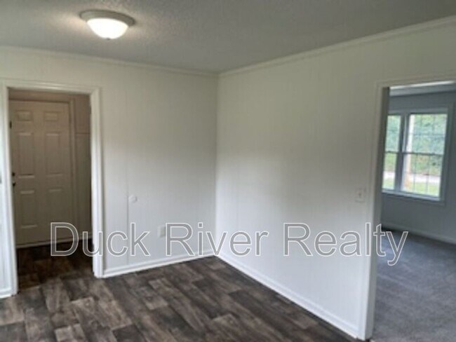 Building Photo - 213 Elaine Dr