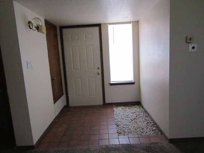 Foto del edificio - Great Townhouse on Hillrise & Roadrunner Ct!