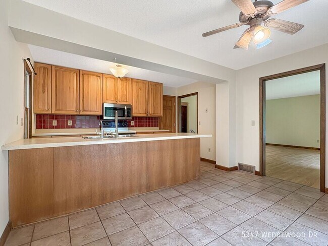 Foto del edificio - 5347 Wedgewood Dr