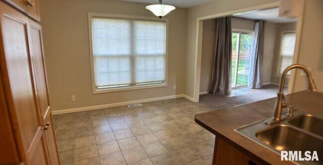 Building Photo - 2315 W Kenfield Ct