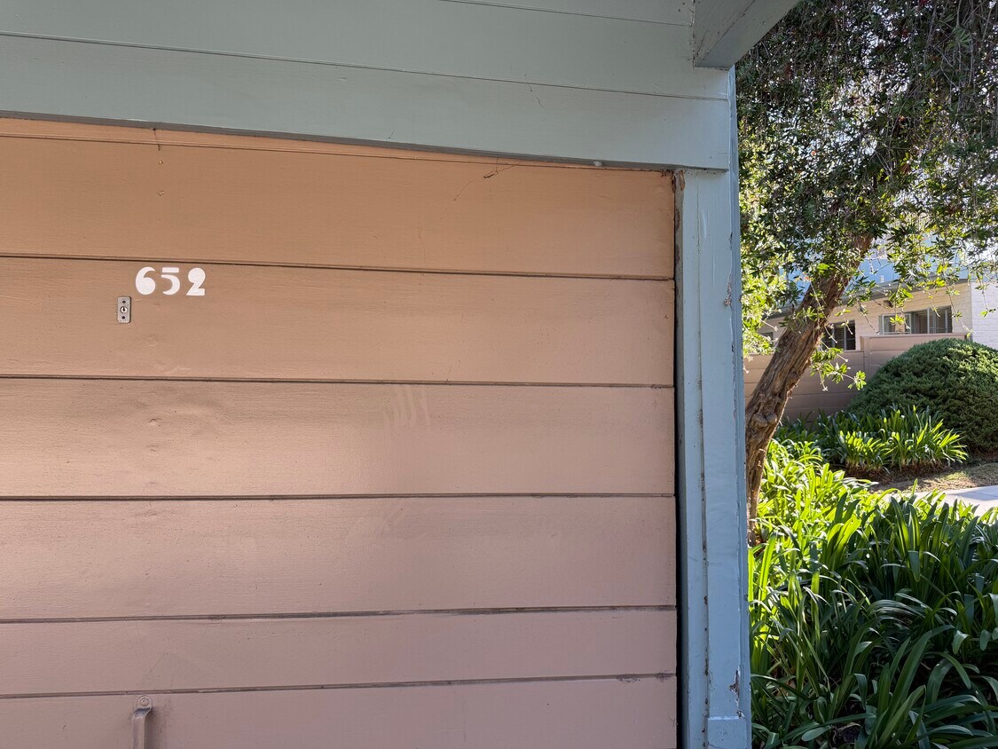 Private garage steps from the uni - 5183 Village Grn