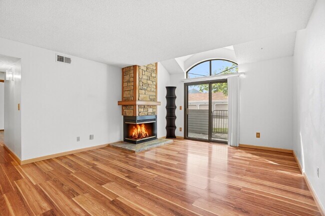 Foto del edificio - $1,795.95 - 2 Bed, 2 Bath Condo in Aurora with Central AC, and In Unit Laundry!