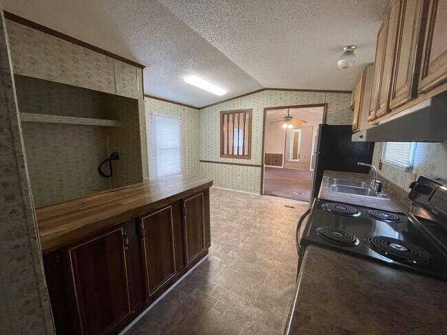 Building Photo - 2 bedroom, 2 bath Mobile Home