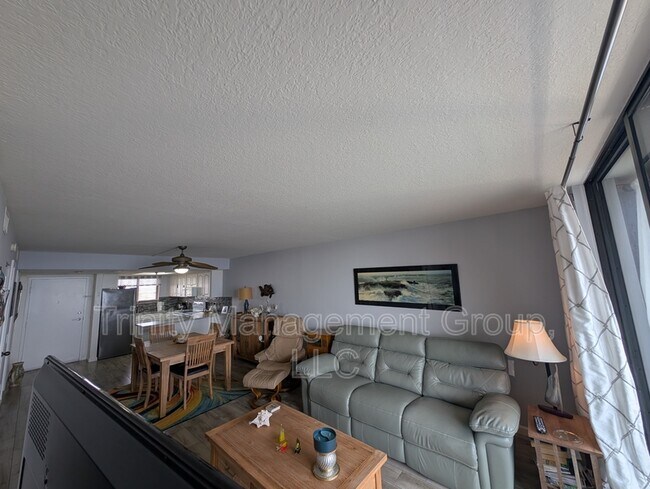 Building Photo - 6009 Sea Ranch Dr