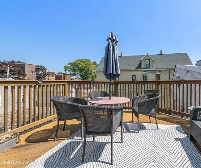 Foto del edificio - 2837 N Southport Ave