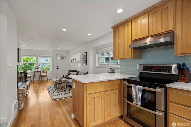 Building Photo - 2Bd/2.5Ba Seattle Townhouse
