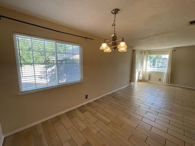 Foto del edificio - Charming 3-Bedroom Home with Fresh Interio...