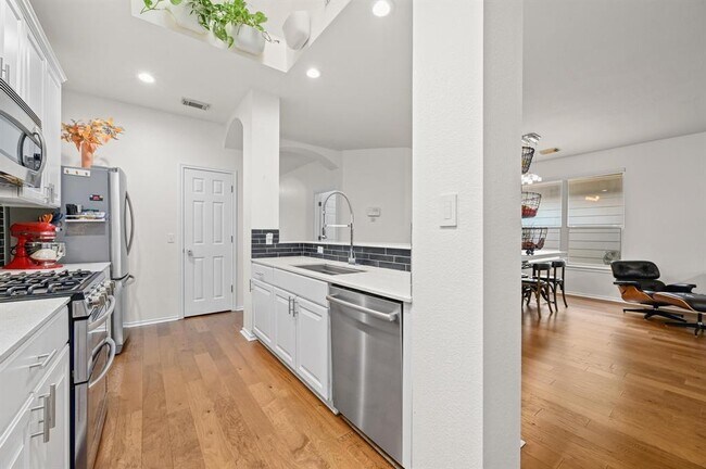 Foto del edificio - 2721 Kinney Oaks Ct